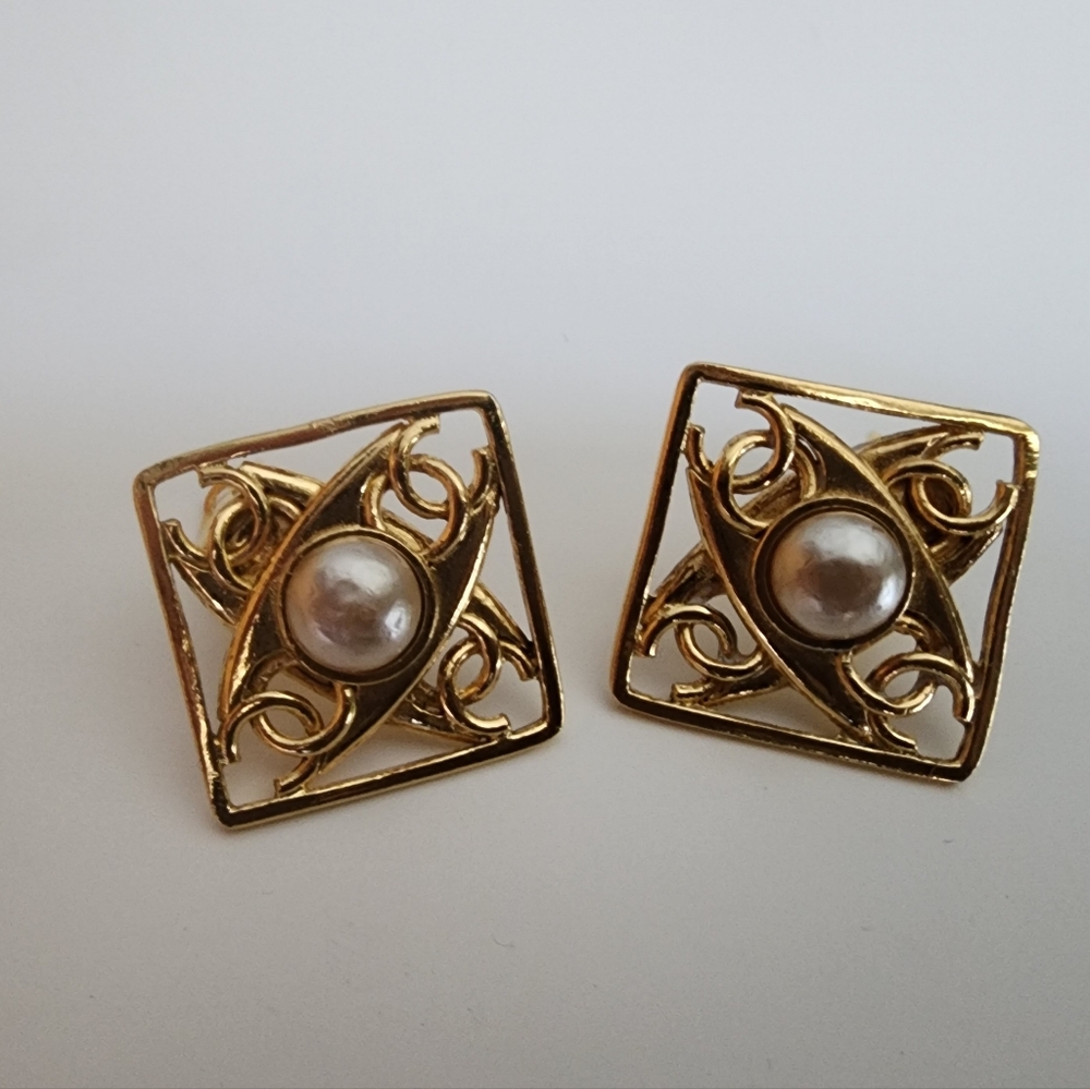 CHANEL Early 90's 4 CC COCO Square With Pearls Earrings - Picture 7 of 11